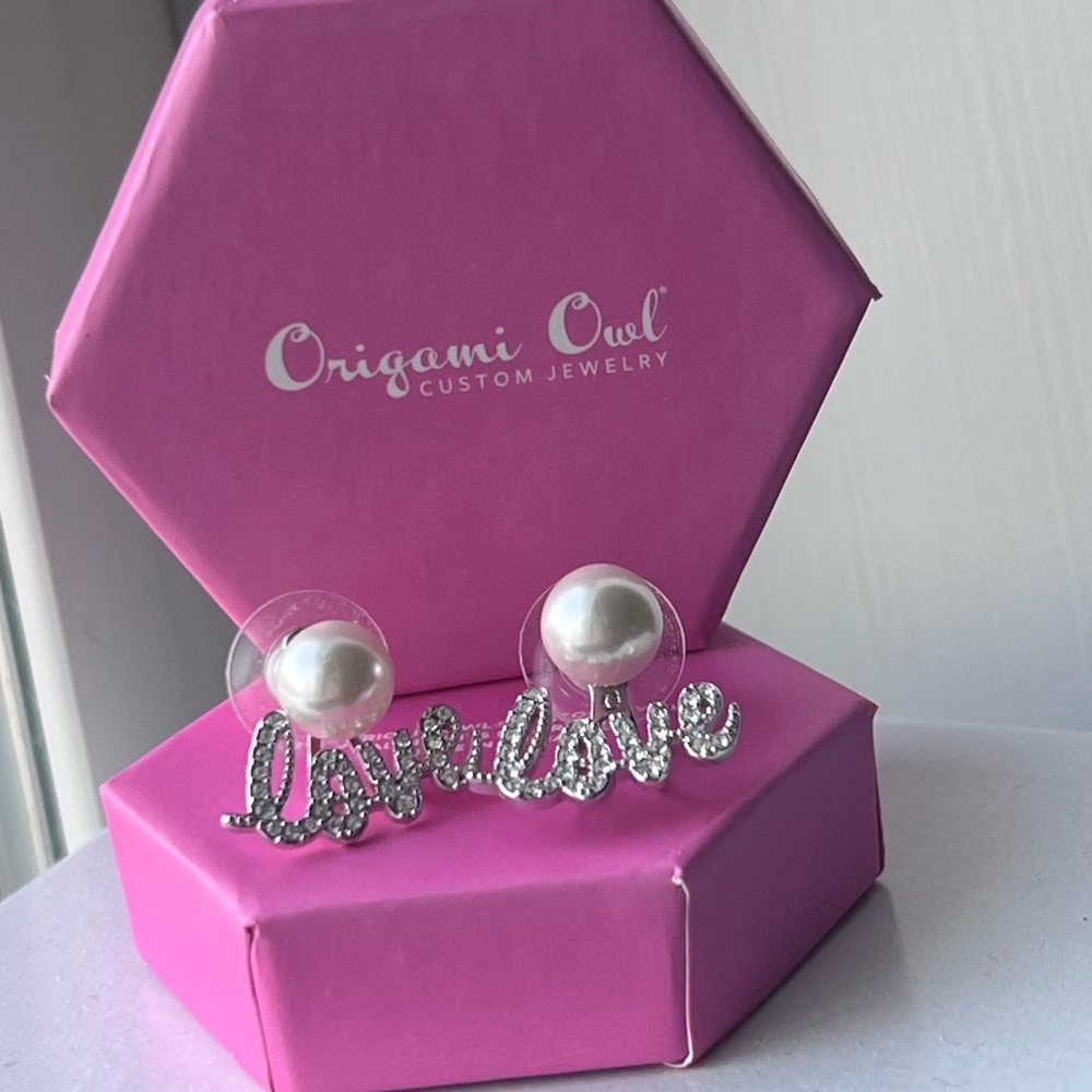 Pearl stud earring with love jacket